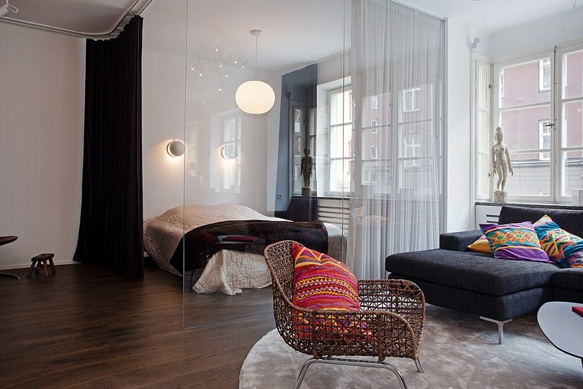 השילוב בין מחיצת זכוכית לווילונות טקסטיל יוצר אווירה נעימה בחדר השינה, התורמת למנוחה ורגיעה השילוב בין מחיצת זכוכית לווילונות טקסטיל יוצר אווירה נעימה בחדר השינה, התורמת למנוחה ורגיעה