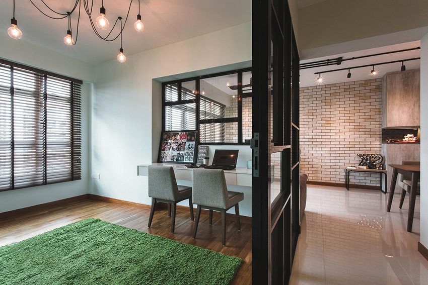 מחיצה משולבת עם מסגרת מתכת ותוספות זכוכית מחיצה משולבת עם מסגרת מתכת ותוספות זכוכית