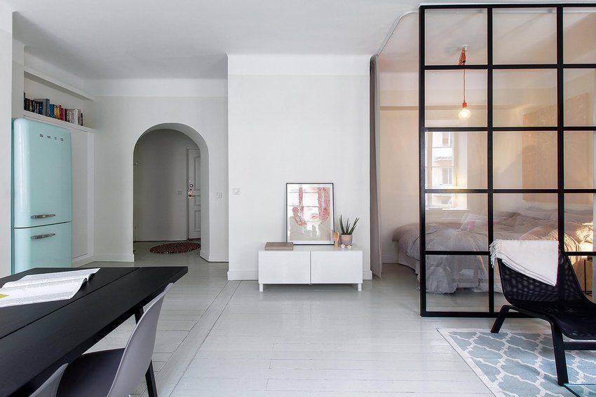 השימוש בחומרים שקופים מאפשר לשמור על האזור המופרד על ידי מחיצה, אור טבעי לאורך כל היום השימוש בחומרים שקופים מאפשר לשמור על האזור המופרד על ידי מחיצה, אור טבעי לאורך כל היום