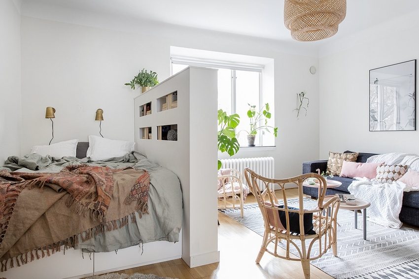 מחיצה פשוטה המפרידה בין המקום למנוחה ולישון לחלל הסלון מחיצה פשוטה המפרידה בין המקום למנוחה ולישון לחלל הסלון