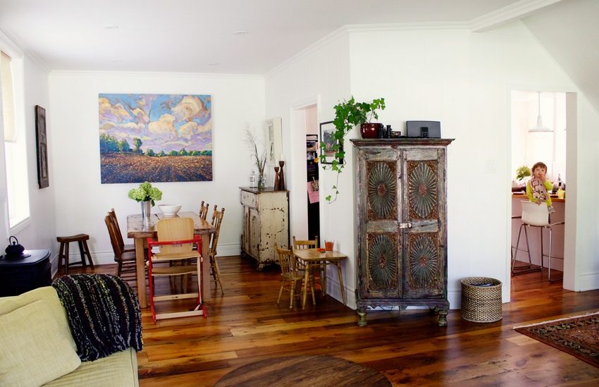 באמצעות יריעות קיר גבס, אזור המטבח מופרד מחדר-האוכל באמצעות יריעות קיר גבס, אזור המטבח מופרד מחדר-האוכל