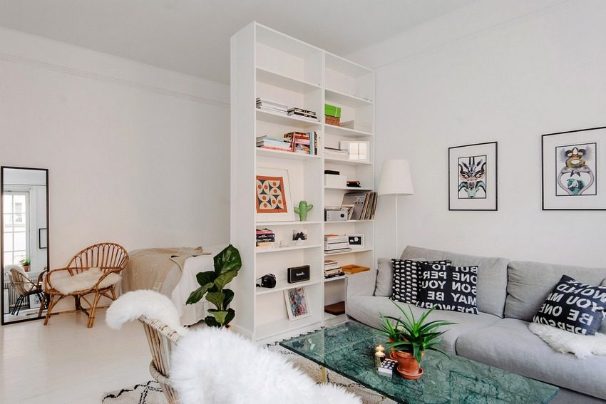 מחיצת ארון בגדים עם מדפים לאחסון מזכרות וספרים מחיצת ארון בגדים עם מדפים לאחסון מזכרות וספרים