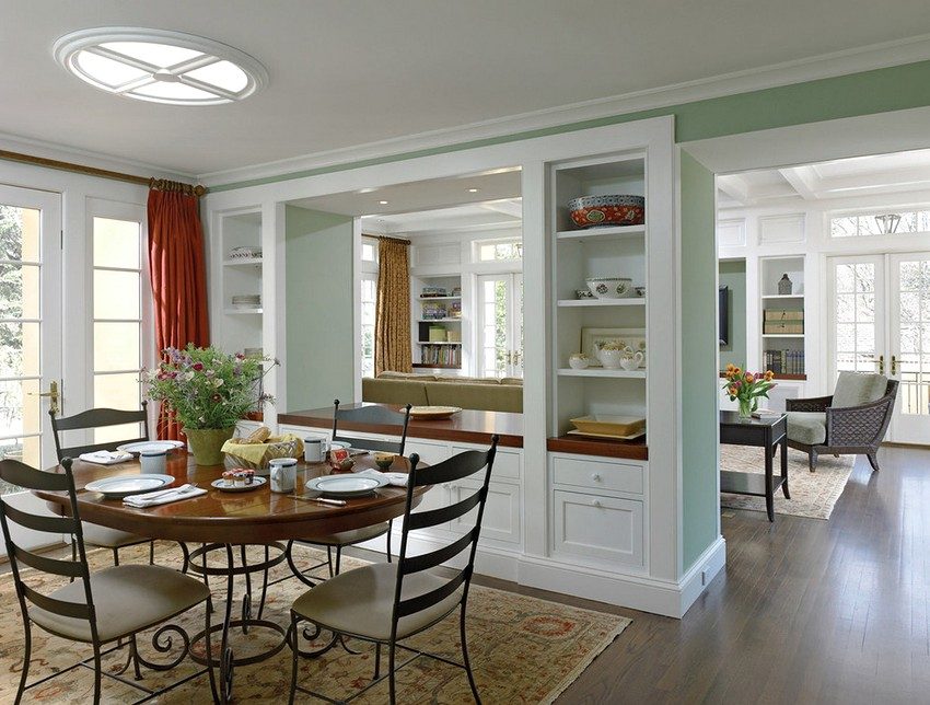 ארון מחיצה עם חלקי כלים המותקנים בין הסלון לחדר האוכל ארון מחיצה עם חלקי כלים המותקנים בין הסלון לחדר האוכל