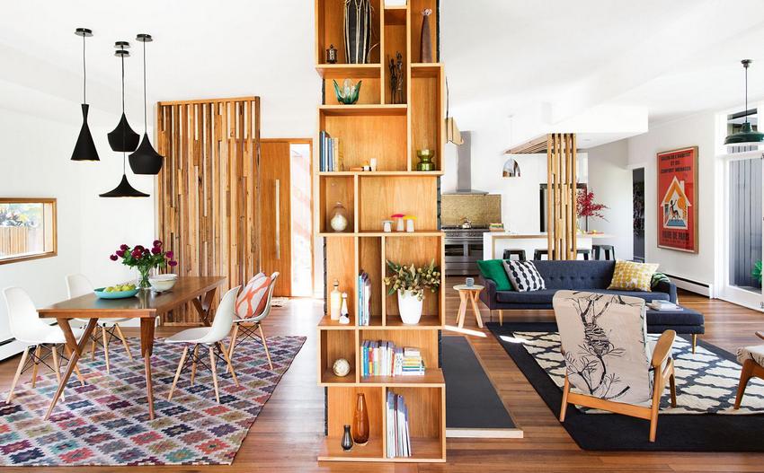 ארון עץ המחלק את חלל המגורים הגדול לאזורים שונים ארון עץ המחלק את חלל המגורים הגדול לאזורים שונים