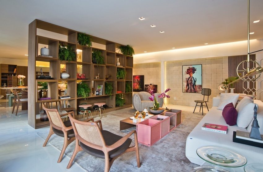 יחידת מדפים גדולה המשמשת כמחיצה בין המטבח לסלון יחידת מדפים גדולה המשמשת כמחיצה בין המטבח לסלון