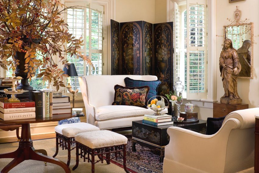 מחיצה ניידת בצורת מסך עץ עם דוגמאות מקשטת את סלון הבית הפרטי מחיצה ניידת בצורת מסך עץ עם דוגמאות מקשטת את סלון הבית הפרטי