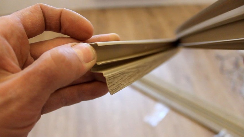 Plastik katlanabilir, geçmeli süpürgeliklerin takılması Plastik katlanabilir, geçmeli süpürgeliklerin takılması