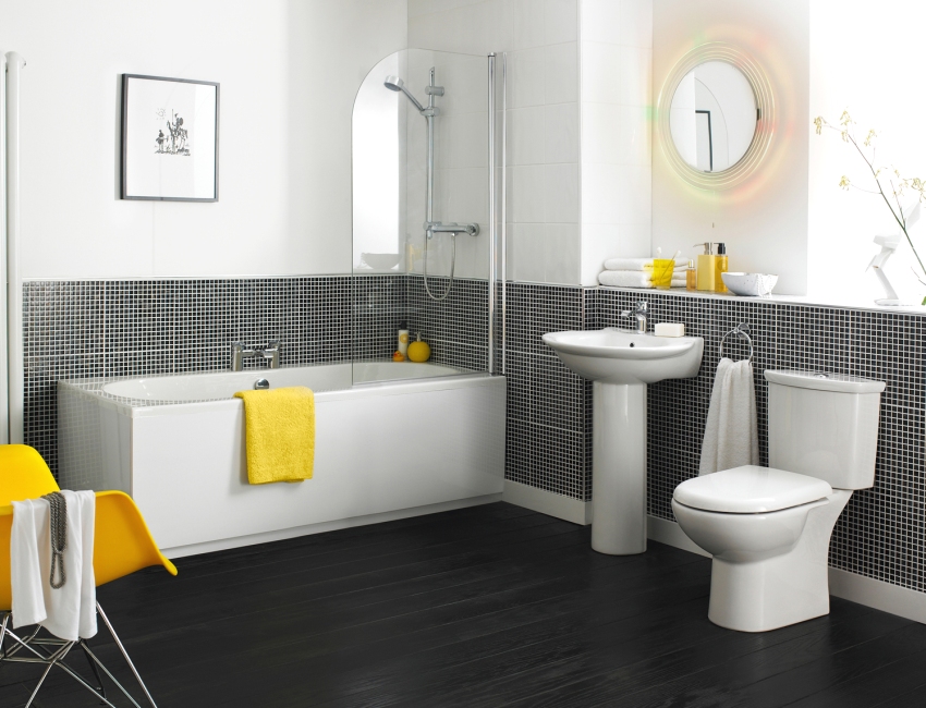 Koyu zemin ve duvar kaplamalarıyla birlikte beyaz seramik süpürgelik Koyu zemin ve duvar kaplamalarıyla birlikte beyaz seramik süpürgelik