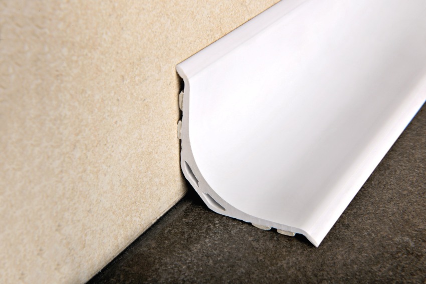 Plastik süpürgelik panelinin maliyeti düşüktür ve kurulumu çok kolaydır Plastik süpürgelik panelinin maliyeti düşüktür ve kurulumu çok kolaydır