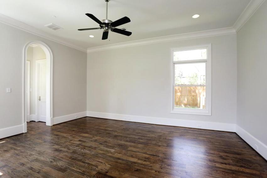 Plinta de plafon acționează ca element final pentru tavan Plinta de plafon acționează ca element final pentru tavan