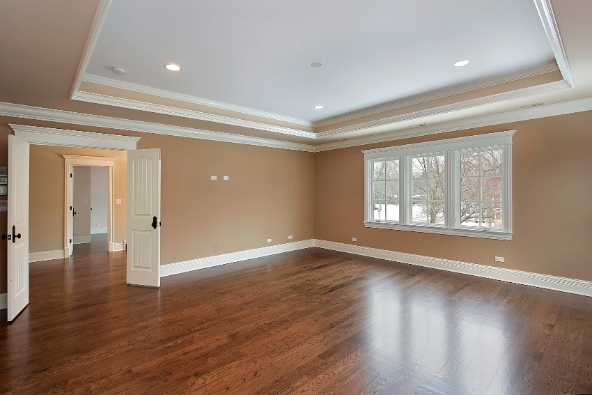 Tavan pe mai multe niveluri completat cu plinte din poliuretan Tavan pe mai multe niveluri completat cu plinte din poliuretan