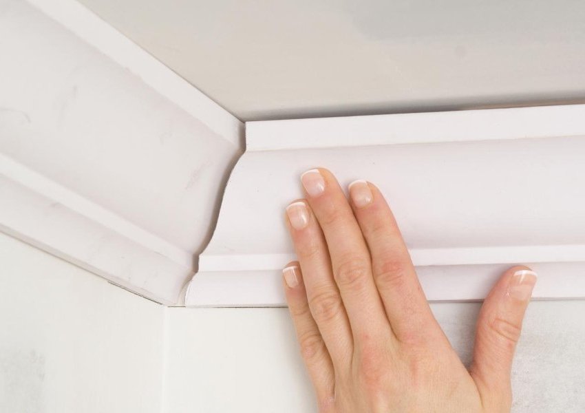 Plinta este montată folosind lipici Moment sau cuie lichide Plinta este montată folosind lipici Moment sau cuie lichide