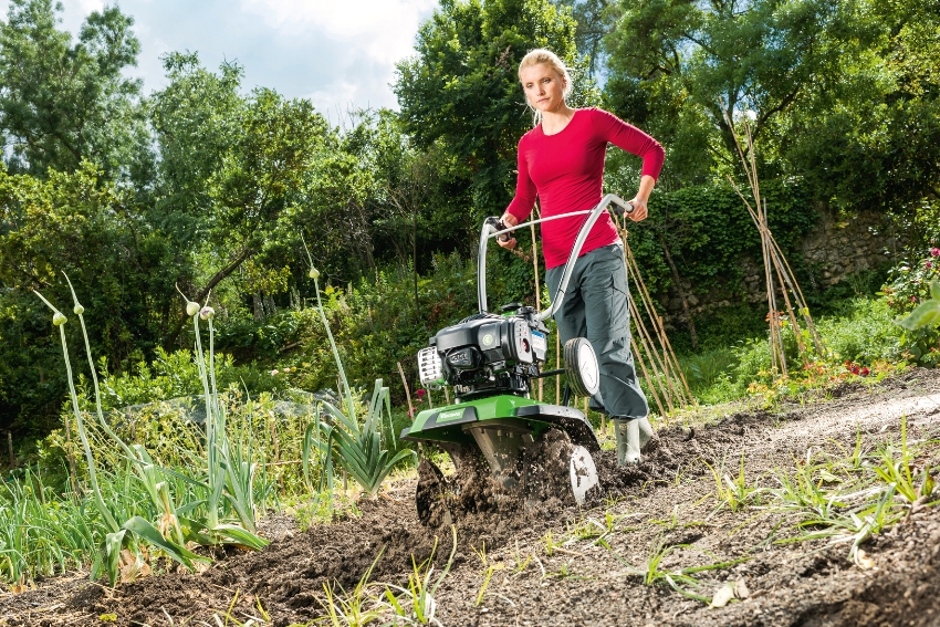 Sogar eine Frau kann einen leichten Motorkultivator bedienen Sogar eine Frau kann einen leichten Motorkultivator bedienen