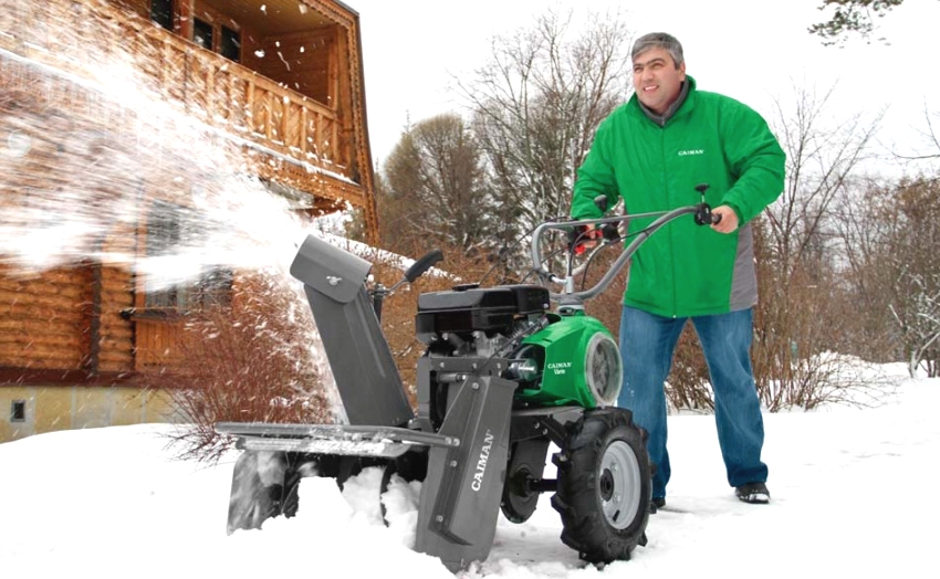 Caiman handgeführter Traktor mit Aufsätzen zur Schneereinigung Caiman handgeführter Traktor mit Aufsätzen zur Schneereinigung