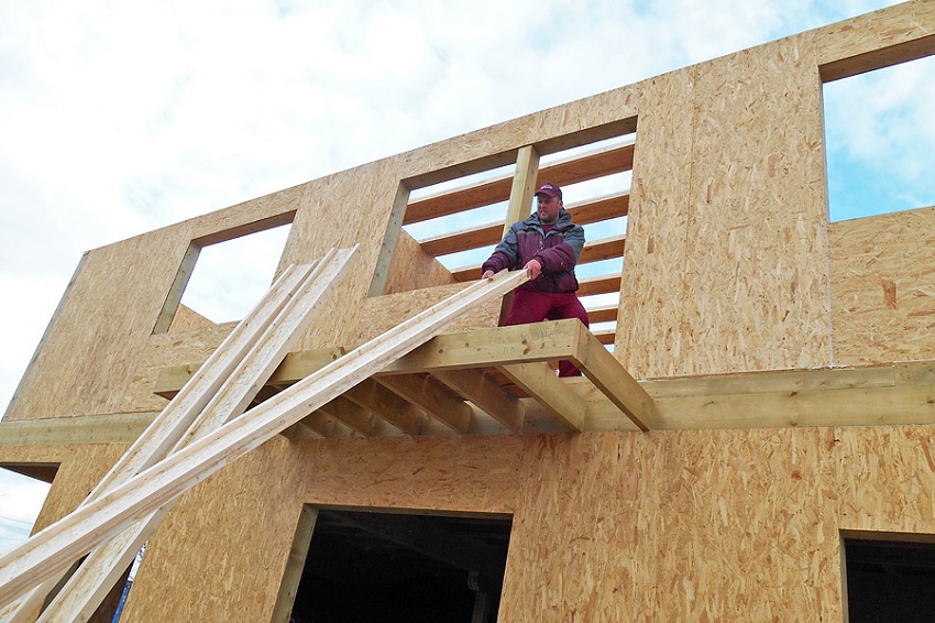 Proces montażu elementów zestawu do domu z paneli SIP Proces montażu elementów zestawu do domu z paneli SIP