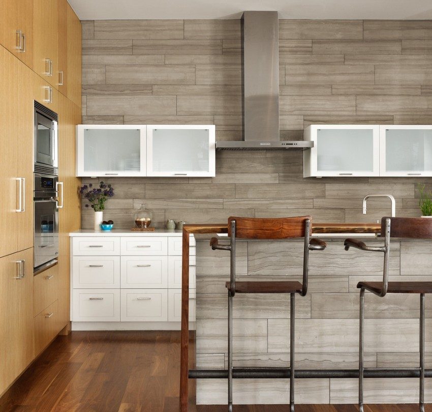 Kjøkkeninteriør med paneler med imitasjon av naturstein Kjøkkeninteriør med paneler med imitasjon av naturstein