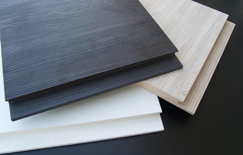 Tilstedeværelsen av spesielle låsespor garanterer pålitelig vedheft av panelene til hverandre Tilstedeværelsen av spesielle låsespor garanterer pålitelig vedheft av panelene til hverandre