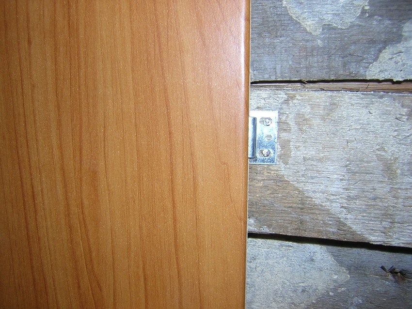 Feste MDF-panelet med klemmer Feste MDF-panelet med klemmer