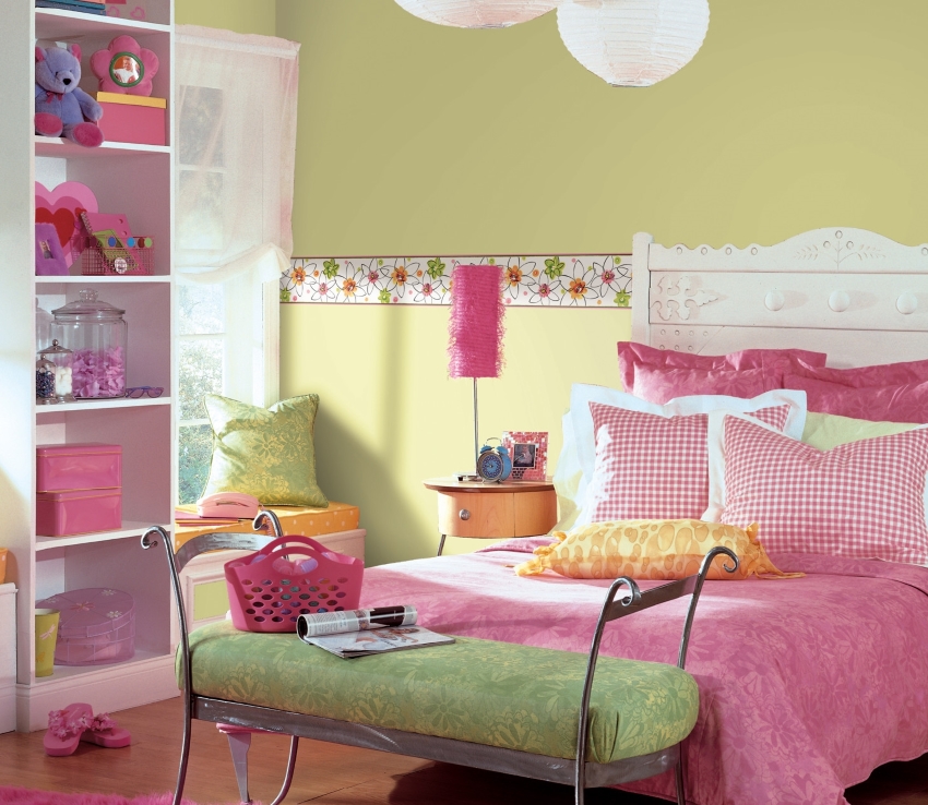 ขอบเทปบนผนังธรรมดาสว่างกว่าในภาพมาก ขอบเทปบนผนังธรรมดาสว่างกว่าในภาพมาก