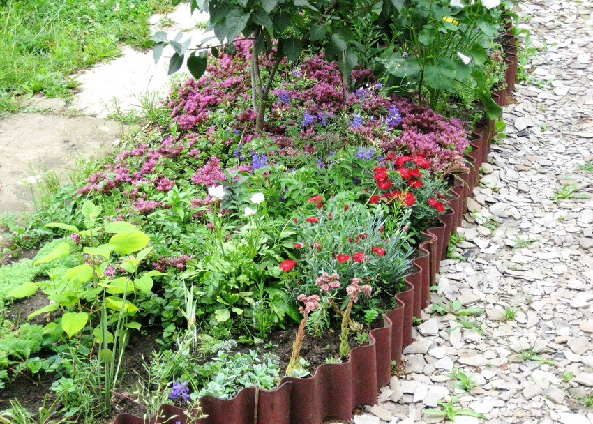 Jalkakäytävän luomiseksi voit käyttää katon korjaamisen jälkeen jäljellä olevaa onduliinia Jalkakäytävän luomiseksi voit käyttää katon korjaamisen jälkeen jäljellä olevaa onduliinia