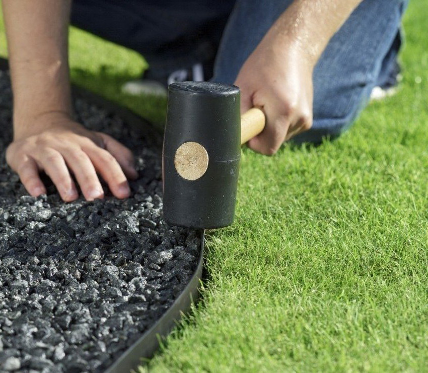 Muoviraja voidaan asentaa helposti käsin Muoviraja voidaan asentaa helposti käsin