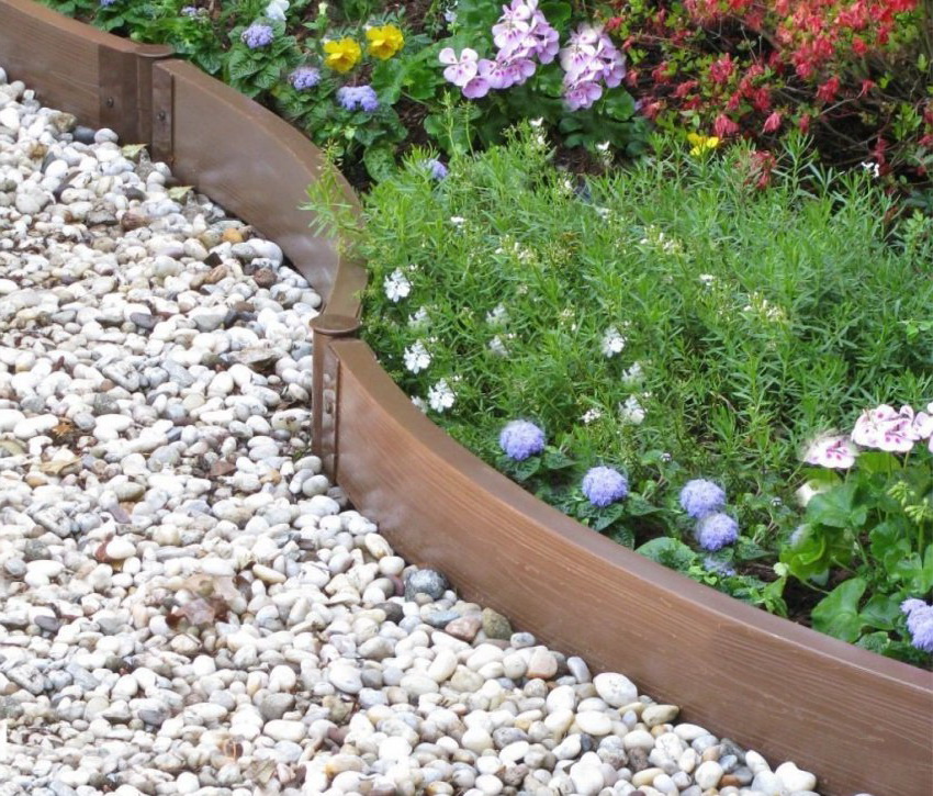 Muovinen reunakivi on helppo asentaa Muovinen reunakivi on helppo asentaa