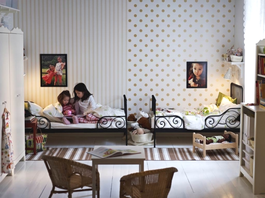 تقسيم غرفة شقيقتين مع ورق حائط على الحائط تقسيم غرفة شقيقتين مع ورق حائط على الحائط