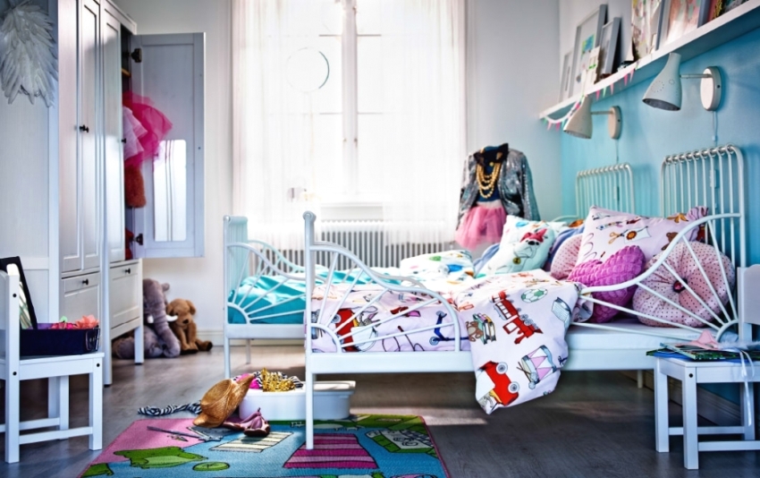 لون فيروزي رقيق على الحائط في غرفة الأطفال لون فيروزي رقيق على الحائط في غرفة الأطفال