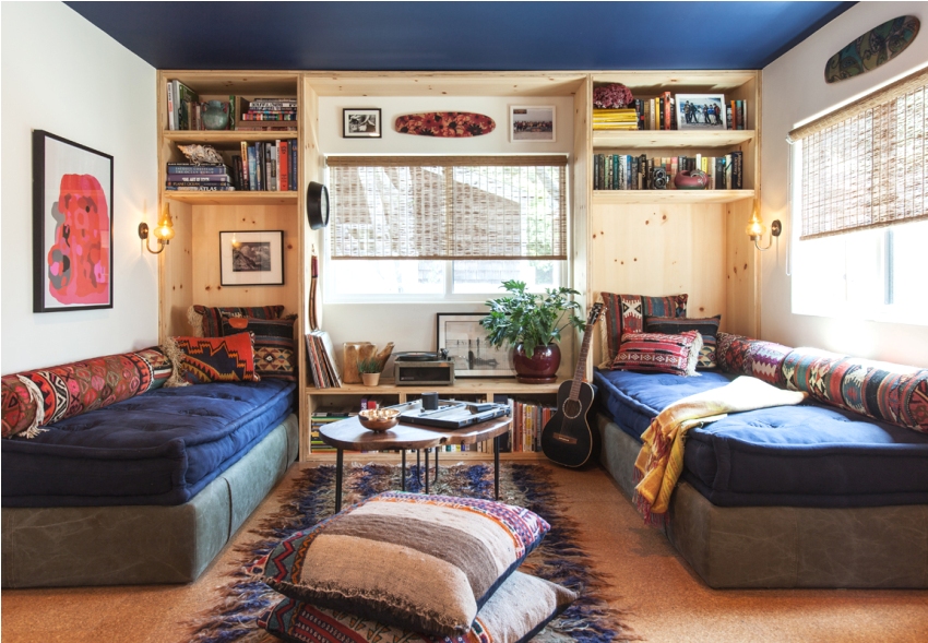 سقف أزرق غامق وجدران فاتحة في غرفة الأولاد المراهقين سقف أزرق غامق وجدران فاتحة في غرفة الأولاد المراهقين