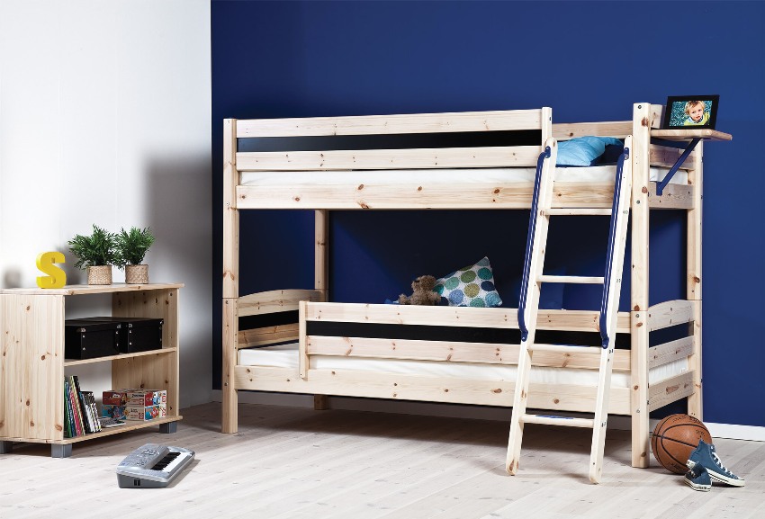 جدار أزرق متباين في غرفة ولدين جدار أزرق متباين في غرفة ولدين