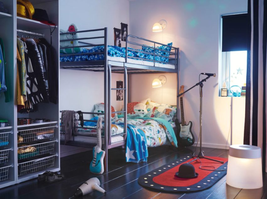 تم تجهيز كل سرير بمصباح حائط تم تجهيز كل سرير بمصباح حائط