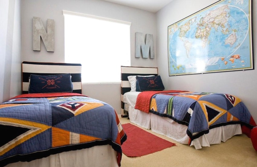 خريطة كبيرة للعالم على الحائط في غرفة ولدين خريطة كبيرة للعالم على الحائط في غرفة ولدين