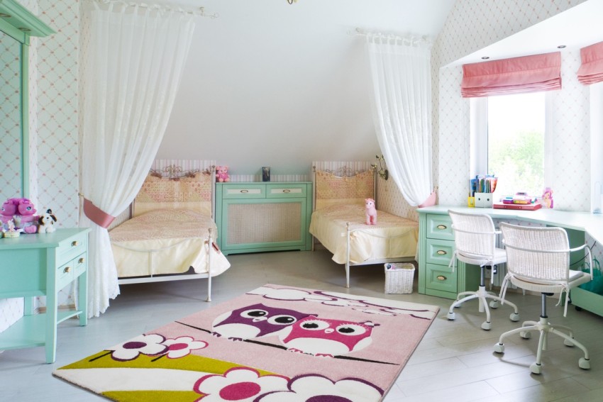 غرفة نوم حساسة وجميلة لشقيقتين في سن المدرسة غرفة نوم حساسة وجميلة لشقيقتين في سن المدرسة