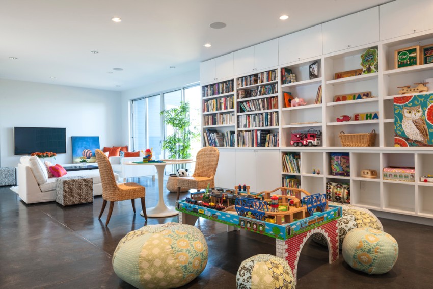 Romslig skap med åpne hyller for oppbevaring av leker og bøker Romslig skap med åpne hyller for oppbevaring av leker og bøker