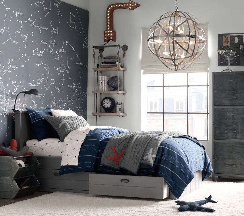 אחד מקירות החדר מכוסה בטפט המתאר קבוצות כוכבים אסטרולוגיות אחד מקירות החדר מכוסה בטפט המתאר קבוצות כוכבים אסטרולוגיות