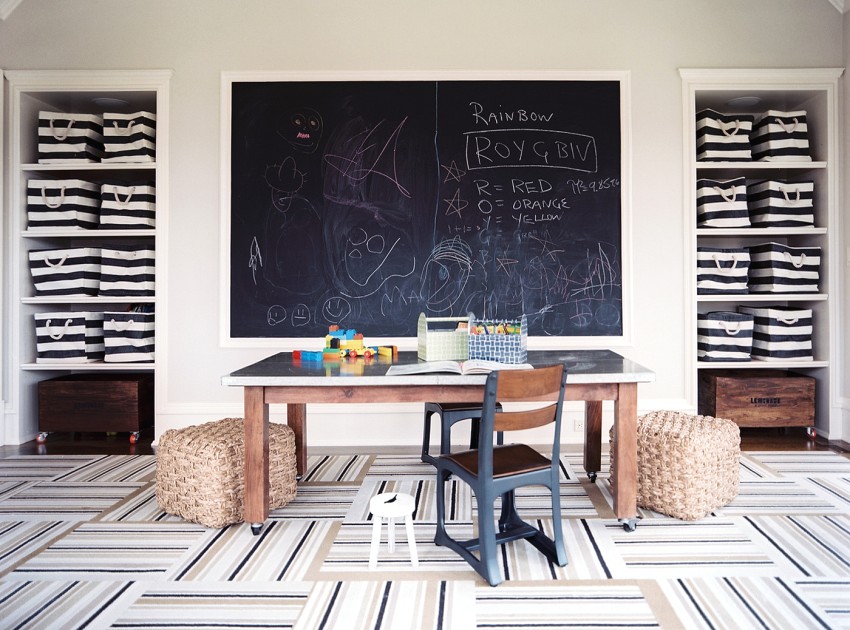 לוח גיר בחדר מגוון את שעות הפנאי של הילד לוח גיר בחדר מגוון את שעות הפנאי של הילד