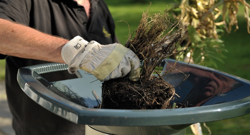 Cu un tocător electric de grădină, puteți pregăti ramuri și iarbă pentru compostare Cu un tocător electric de grădină, puteți pregăti ramuri și iarbă pentru compostare