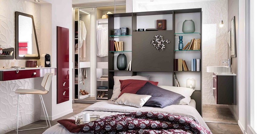 Γκαρνταρόμπα στην κρεβατοκάμαρα, που βρίσκεται πίσω από το κεφαλάρι Γκαρνταρόμπα στην κρεβατοκάμαρα, που βρίσκεται πίσω από το κεφαλάρι