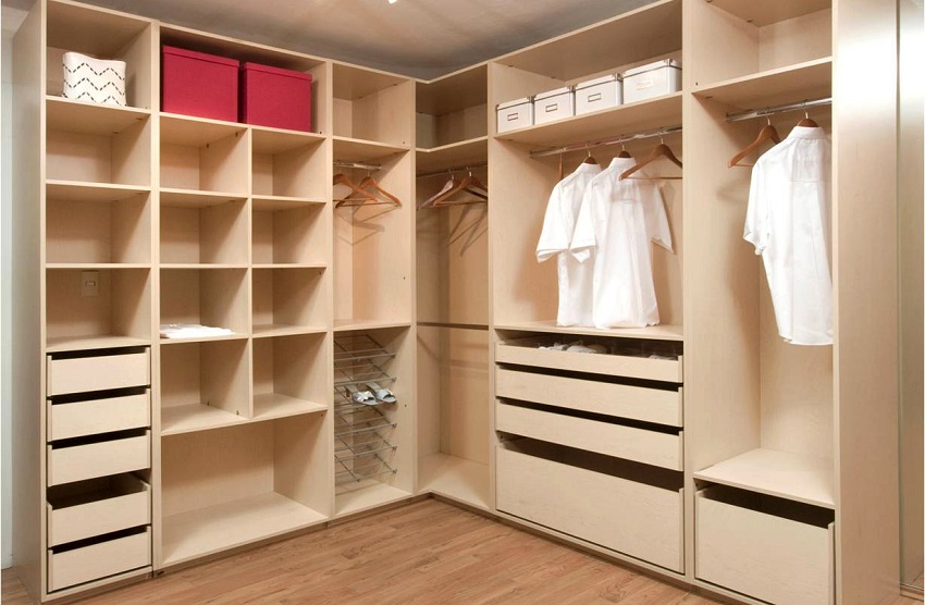 Βολικό σύστημα για την πλήρωση της γωνιακής ντουλάπας στην ντουλάπα Βολικό σύστημα για την πλήρωση της γωνιακής ντουλάπας στην ντουλάπα