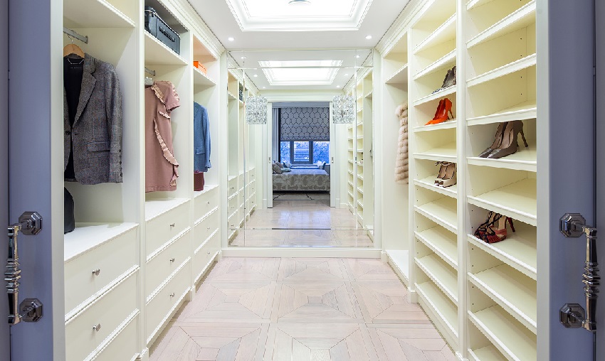 Παράλληλη τοποθέτηση ραφιών και ραφιών στο καμαρίνι Παράλληλη τοποθέτηση ραφιών και ραφιών στο καμαρίνι