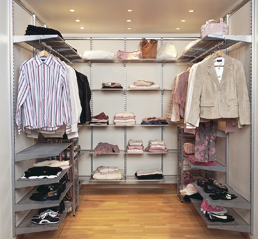 Σύστημα αποθήκευσης πλαισίων σε ένα μικρό γκαρνταρόμπα Σύστημα αποθήκευσης πλαισίων σε ένα μικρό γκαρνταρόμπα