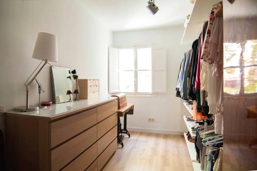 Το σύστημα αποθήκευσης βρίσκεται κατά μήκος ενός από τους τοίχους του δωματίου Το σύστημα αποθήκευσης βρίσκεται κατά μήκος ενός από τους τοίχους του δωματίου