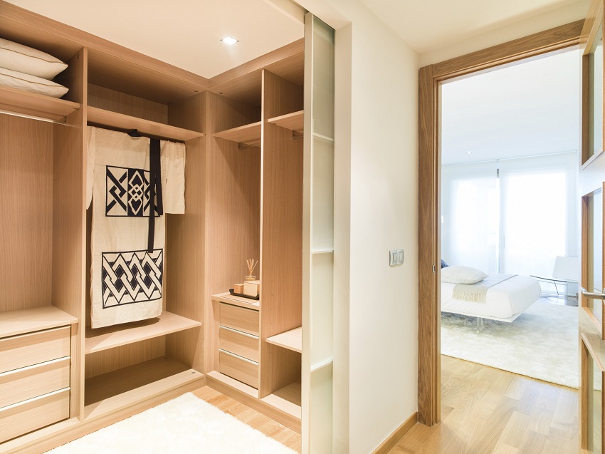 Μικρή γωνιακή ντουλάπα στο υπνοδωμάτιο Μικρή γωνιακή ντουλάπα στο υπνοδωμάτιο