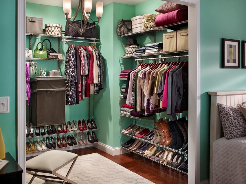 Μικρή γκαρνταρόμπα στην ντουλάπα Μικρή γκαρνταρόμπα στην ντουλάπα