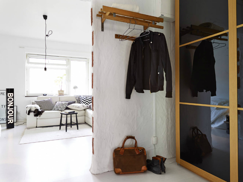 Pre chodbu je lepšie použiť posuvnú skriňu s lesklou fasádou Pre chodbu je lepšie použiť posuvnú skriňu s lesklou fasádou