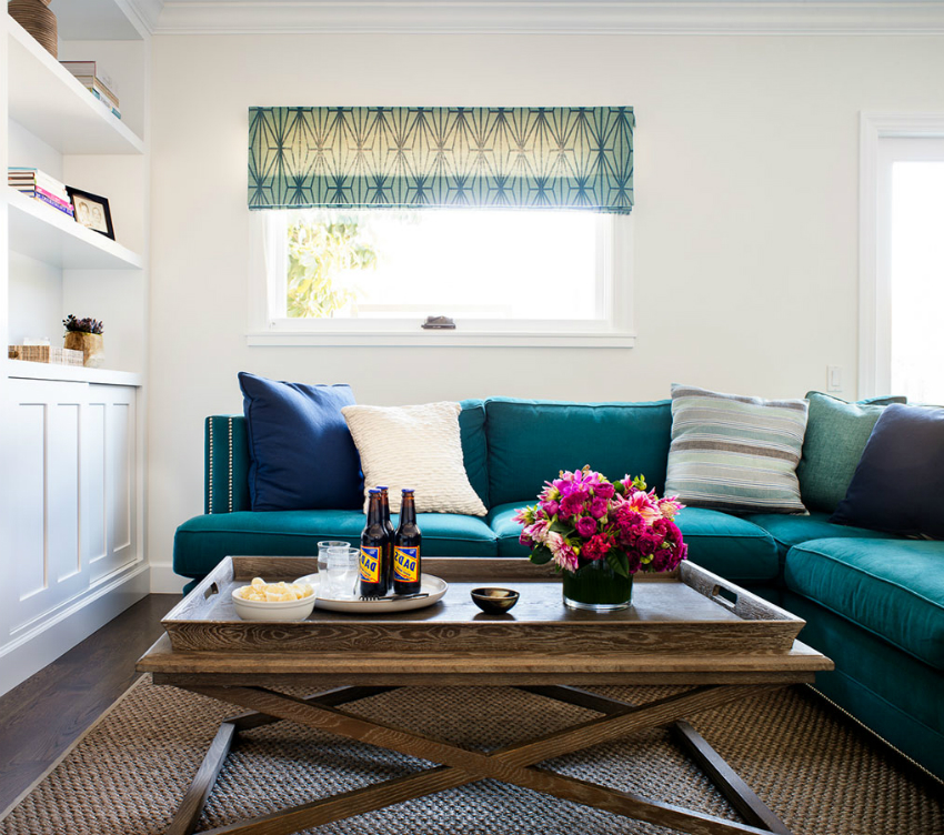 Pre malé priestory je lepšie použiť jednoduchú pohovku s jasným čalúnením Pre malé priestory je lepšie použiť jednoduchú pohovku s jasným čalúnením