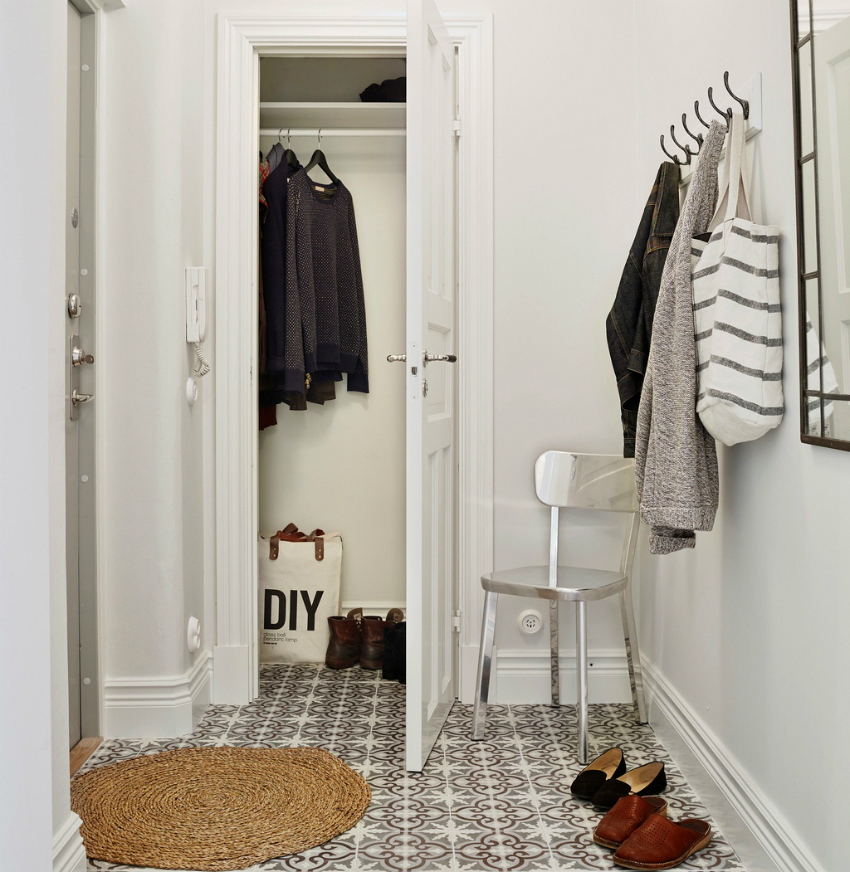 V malých chodbách môžete namiesto skrinky použiť komoru V malých chodbách môžete namiesto skrinky použiť komoru