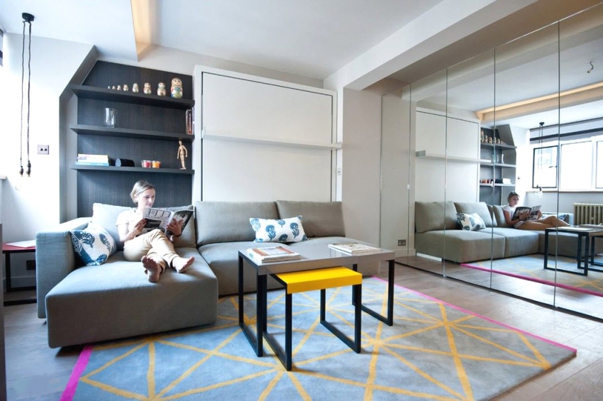 Zrkadlá od podlahy po strop vizuálne rozširujú priestor Zrkadlá od podlahy po strop vizuálne rozširujú priestor