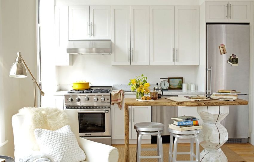 Krásny interiér kuchyne je navrhnutý v mliečne bielych farbách Krásny interiér kuchyne je navrhnutý v mliečne bielych farbách