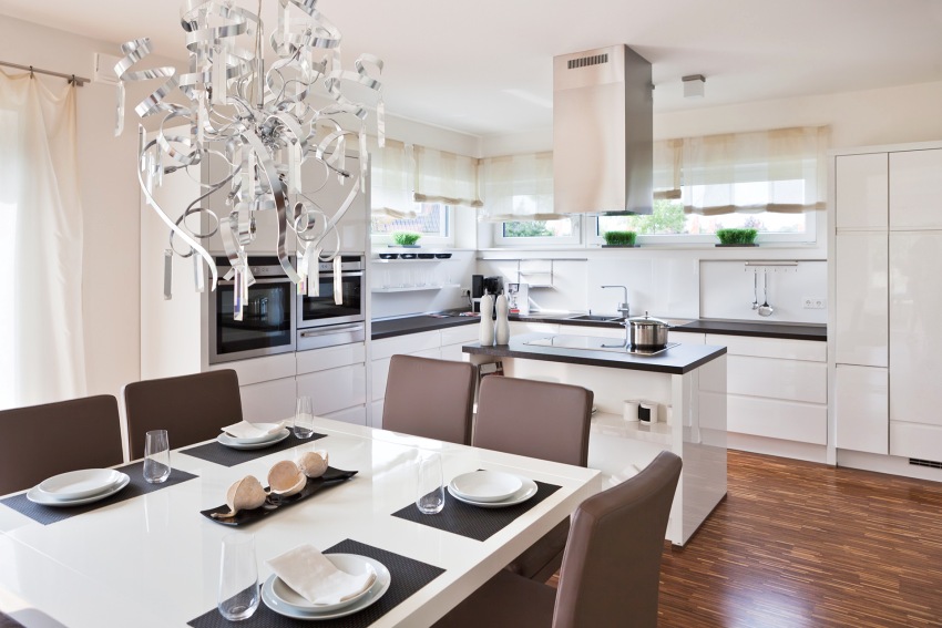 High-tech štýl s kovovými a chrómovými prvkami High-tech štýl s kovovými a chrómovými prvkami